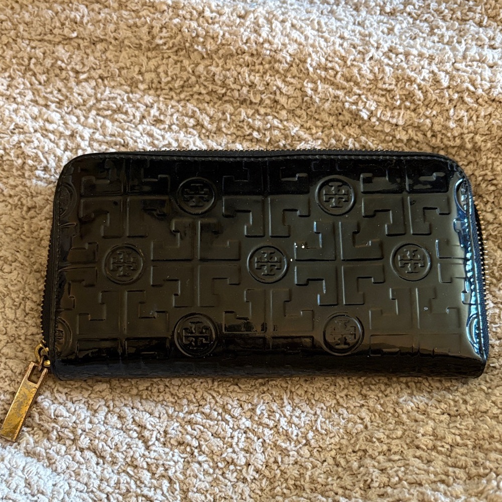 Tory Burch Patent Leather Emerson Logo Zip-Around Wallet Black Embossed Timeless
